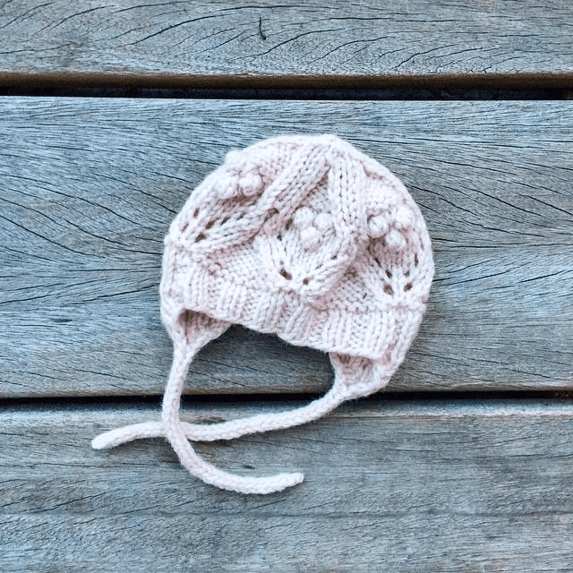Bindiuppskrift – Dukkes Chunky Lace Hue Med Øreklapper