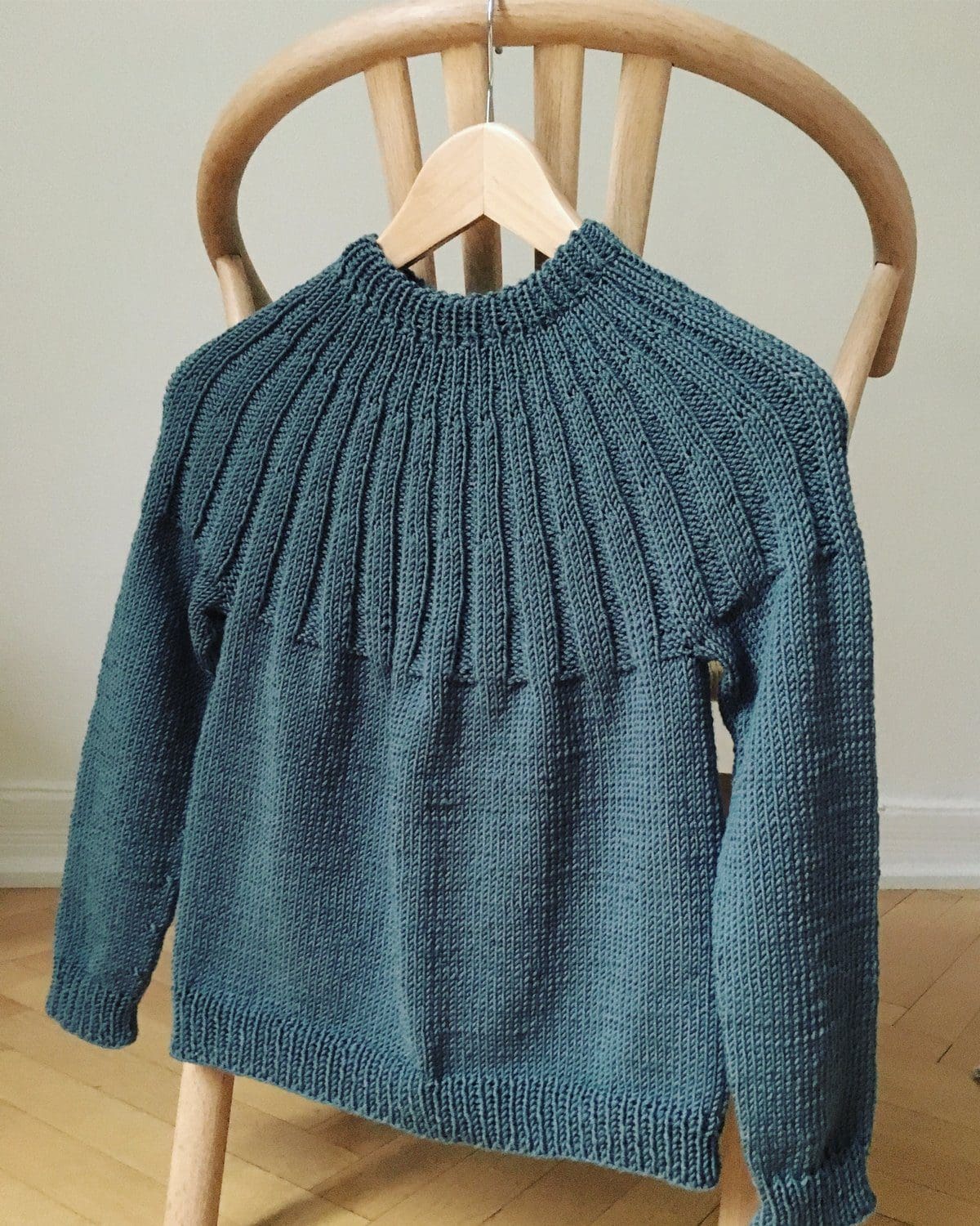 Bindiuppskrift – Haralds Sweater Junior