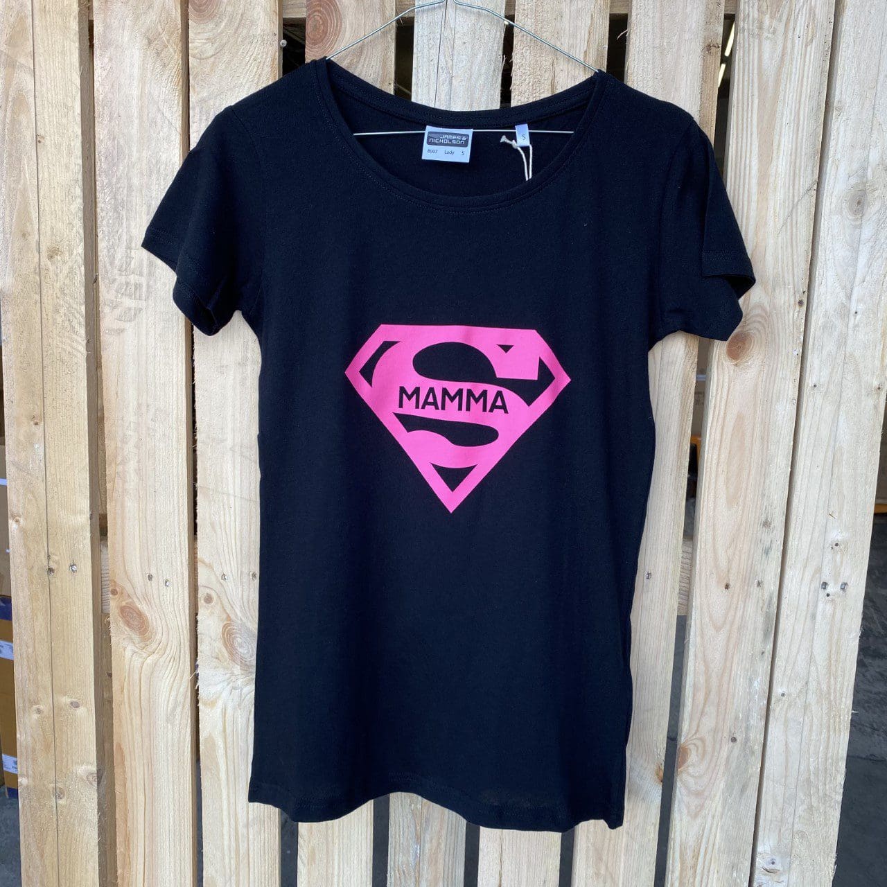 T-Shirt Mamma (Super Logo) Svørt V/Pink Prent